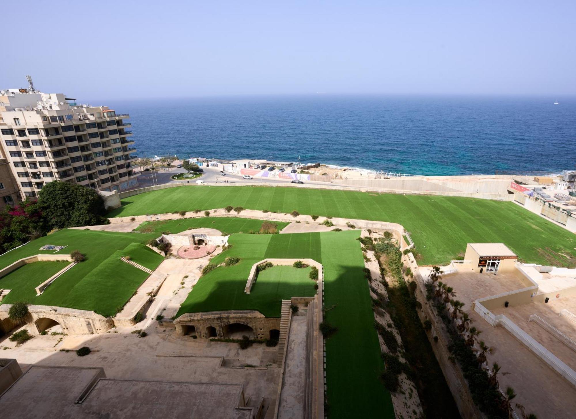 Stunning 3-Bedroom Seaview Retreat In Fort Cambridge Sliema Exterior photo