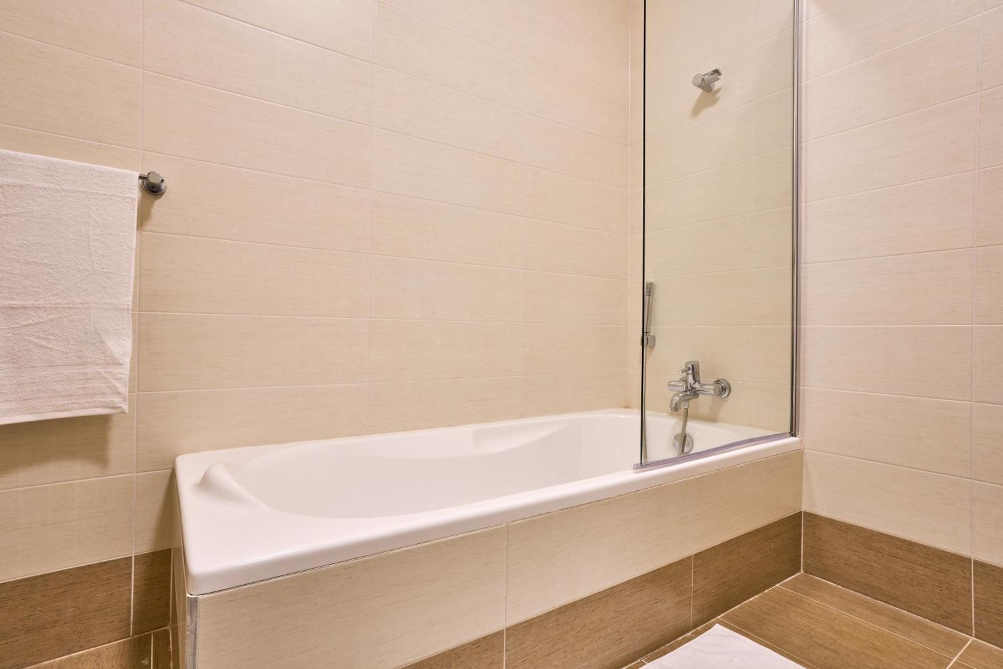 Stunning 3-Bedroom Seaview Retreat In Fort Cambridge Sliema Exterior photo