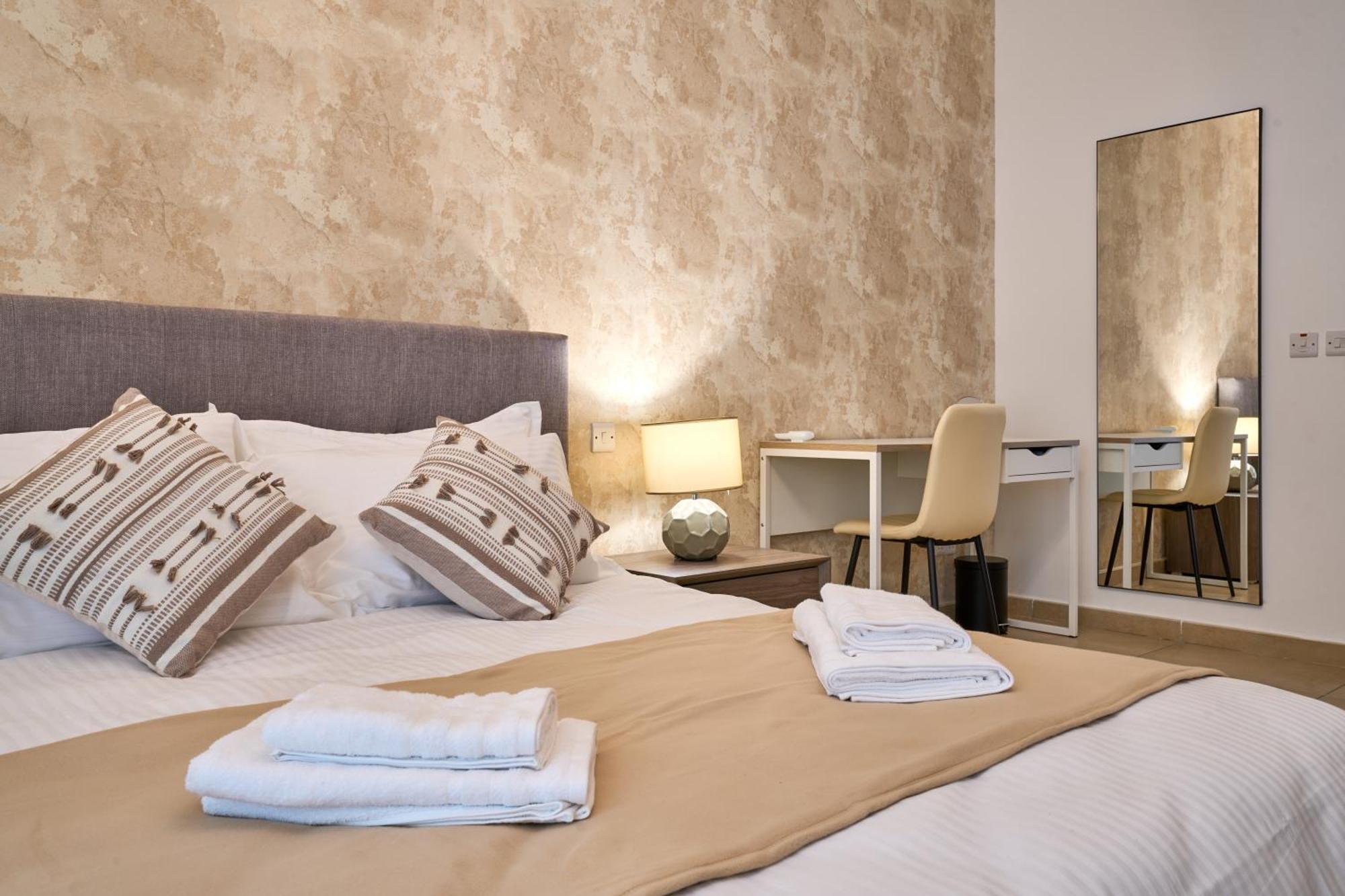 Stunning 3-Bedroom Seaview Retreat In Fort Cambridge Sliema Exterior photo