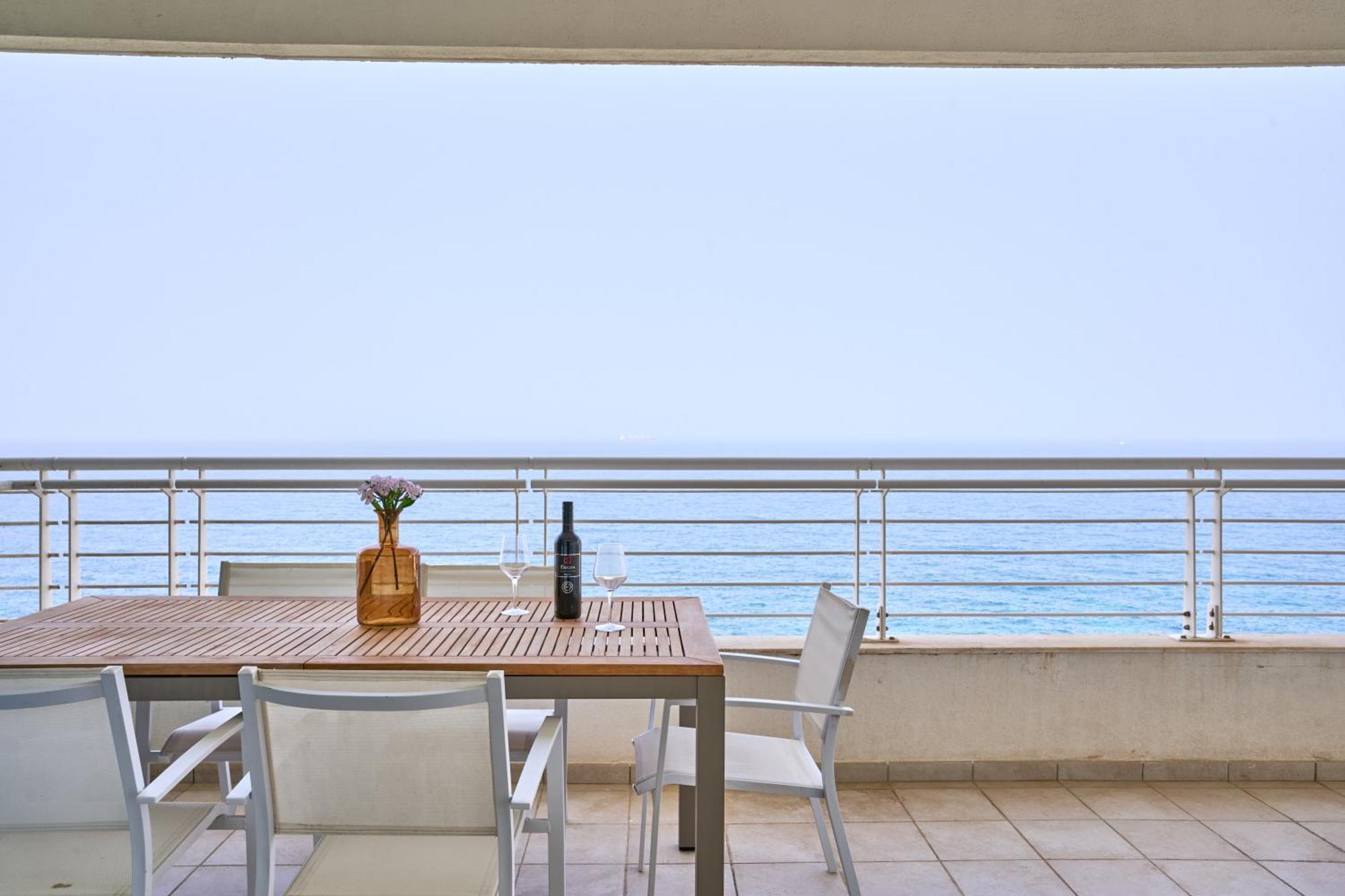 Stunning 3-Bedroom Seaview Retreat In Fort Cambridge Sliema Exterior photo